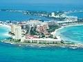 Cancún je veľmi živé letovisko ponúkajúce luxusné hotely i jednoduché ubytovanie.