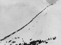 Zlatá horúčka priviedla do pustej oblasti Klondike tisíce ľudí. Cez priesmyk Chilkoot museli prejsť niekoľkokrát, každý nosil náradie a asi tonu zásob na zimu. 