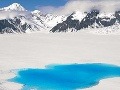 Neďaleko od polárneho kruhu sa týči pohorie Alaska range, ktorého súčasťou je i Mount McKinley. Biely sneh tvorí nádherné farebné predstavenie. 