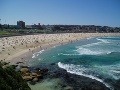 Na austrálskej Bondi Beach býva síce dosť plno, krásnych dievčat je tu však väčšina. 