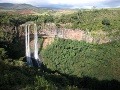 Hneď vedľa sedemfarebných dún padajú do hĺbky 100 metrov úžasné vodopády Chamarel, Maurícius