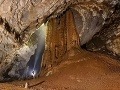 Matt Ryan sleduje obrovský vápencový stalagmit, jaskyňa Er Wang Dong, Čína