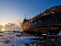 Stará loď na brehu obce Listvjanka, Bajkal, Rusko