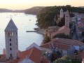 Romantický západ slnka, ostrov Rab, Chorvátsko