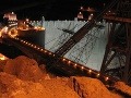 Pri stavbe nového mostu Hoover Dam Bypass sa pracovalo vo dne i v noci. Rovnako ako pri stavbe priehrady, Hooverova priehrada, USA