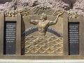 Takto vyzerá pomník obetiam. Zomreli, aby rozkvitla púšť, stojí na ňom. Hooverova priehrada, USA