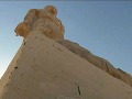 Znovuvtýčená socha Amenhotepa III.