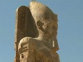 Znovuvtýčená socha Amenhotepa III.