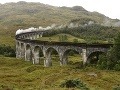 Parná lokomotíva na viadukte