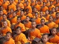 Mladí budhistické mnísi v