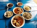 Typické mjanmarské jedlo v