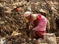 Indická handrárka hľadá recyklovateľné