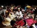 Indický predavač kvetov vytvára