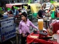 Mladý indický pouličný predavač