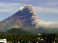 Filipínska sopka Mayon chrlí