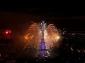 Slávnostný ohňostroj na Eiffelovej