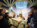 Pápež František sa víta