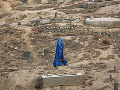 Žena na kábulskom cintoríne