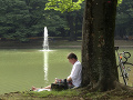 Muž odpočíva pri rybníku