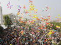 Indickí kresťania vypúšťajú balóny