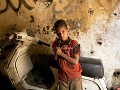 9-ročný Mostafa, ktorý pracuje