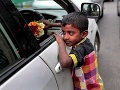 7-ročný Touhid predáva kvety