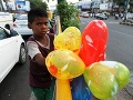 Malý Naresh predáva balóny