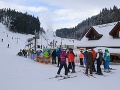 Na snímke lyžiari stoja