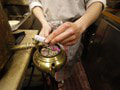 Čašník pripravuje bylinný čaj