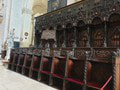 Vyrezávané gotické lavice v
