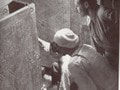 Kľačiaci Howard Carter, egyptský