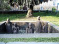 Pomník zobrazuje ponížených otrokov