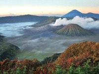 Dymiaci vulkán Bromo, vedľa neaktívny Batok, v diaľke je Semeru.