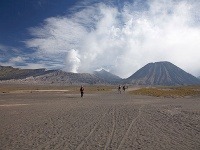 Cesta kalderou, piesočným morom vo vulkáne Bromo.