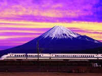 Posvätná hora Fuji, okolo ktorej sviští šinkanzen. Klasické japonské spojenie tradícií a moderných technológií. 