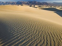 Známe duny Mesquite, Death Valley, USA