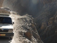 Cesta D1 zo Šrínagaru cez Sonamarg, Drass, Kargil, Mulbek do Lehu. Vozidlo stúpa k priesmyku Zoji vo výške 3 528 metrov.