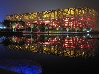 Vtáčie hniezdo v Pekingu patrí s kapacitou 90 tisíc divákov medzi najväčšie a najslávnejšie športové stavby planéty, Čína