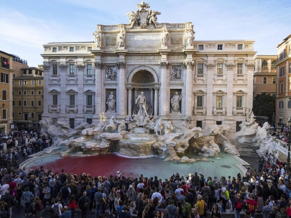 Taliansky umelec vylial do rímskej fontány di Trevi krvavo červenú farbu.