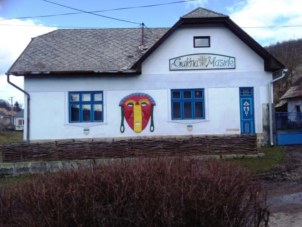 Malá dedinka Lišov má jedinečnú galériu masiek z celého sveta