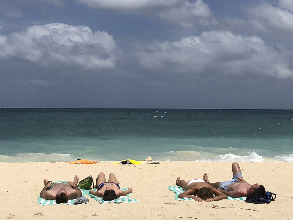 Turisti sa opaľujú na pláži vyhľadávaného filipínskeho ostrova Boracay