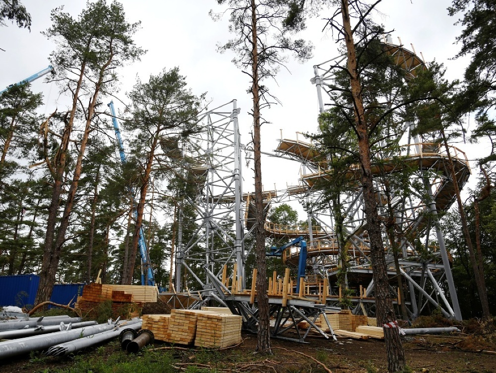 Nad Bojnicami vyrastá v tomto období nová turistická atrakcia. Vyhliadková veža so železnou konštrukciou a dreveným chodníkom s prevýšením 30 metrov, by mohla byť turistom k dispozícii ešte tento rok.
