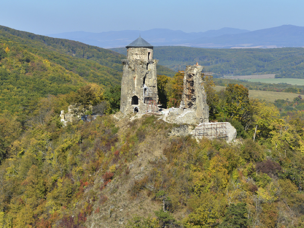 Slanecký hrad bol gotický hrad z 13. storočia, ktorý bol zničený v roku 1679. Zachovala sa jedna trojpodlažná veža a niekoľko stien.