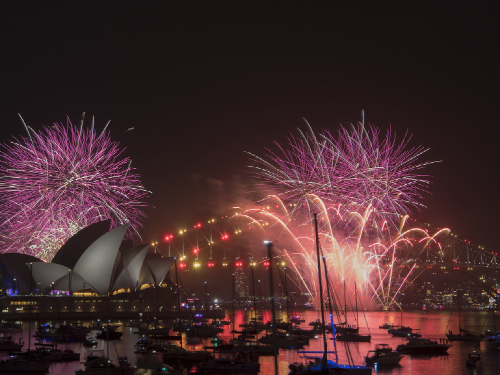 Silvestrovský ohňostroj nad budovou Opery a mostom Sydney Harbour počas novoročných osláv v austrálskom Sydney 31. decembra 2018.