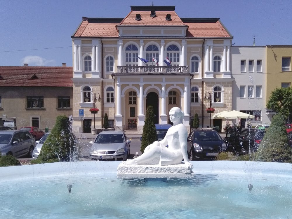 V Krupine v týchto dňoch finišujú s rekonštrukciou fasády a strechy historickej radnice. Budova, ktorá je národnou kultúrnou pamiatkou, bola postavená ešte v roku 1901 a okrem náteru fasády po povodni v roku 1996, neprešla v exteriéri žiadnou výraznejšou 