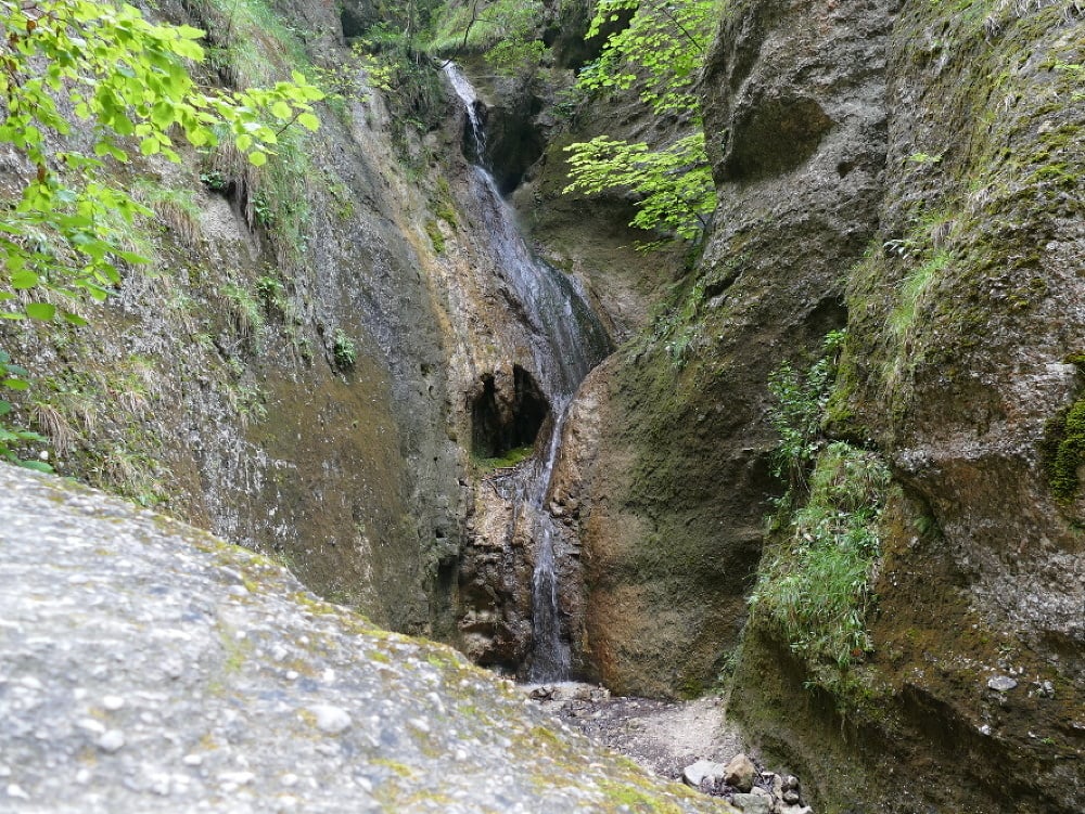 Hlboké nad Váhom je najmladšou obcou v okrese Bytča. Od 1. apríla 1998 sa odčlenila od mesta Bytča, čomu predchádzalo v roku 1960 spojenie Horného a Dolného Hlbokého do jednej obce. Prvá písomná zmienka o obci pochádza z roku 1209. V súčasnosti sa do obce