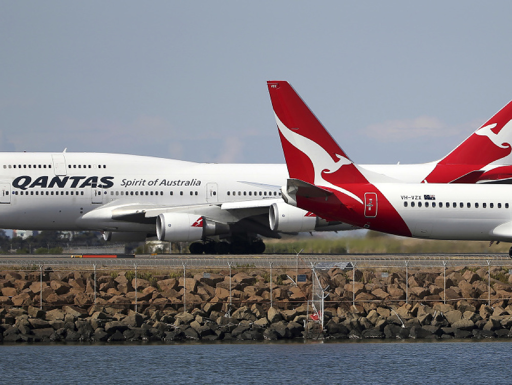 Pohľad na dve lietadlá austrálskej leteckej spoločnosti Qantas na letisku v Sydney