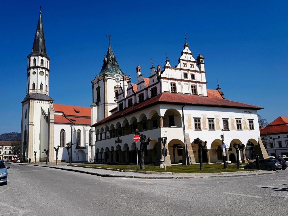 Námestie Majstra Pavla s historickou radnicou