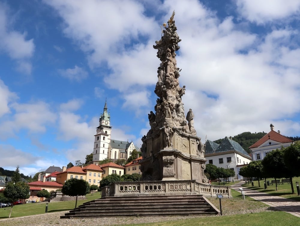 Najcharakteristickejšou pamiatkou Kremnice je monumentálny morový stĺp zdobiaci tunajšie Štefánikovo námestie už od 18. storočia. Tento stĺp postavený na pamiatku morovej epidémie, ktorá zachvátila mesto v roku 1710 patrí k najkrajším dielam svojho druhu 