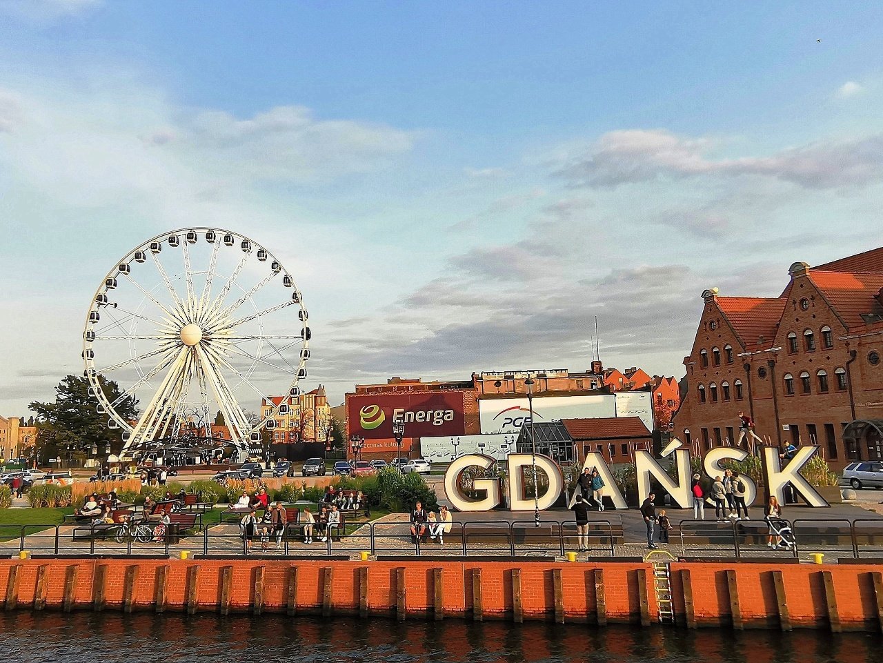Nápis Gdansk s vyhliadkovým kolesom